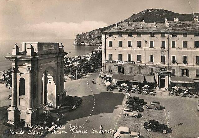 La piazza nel 1955