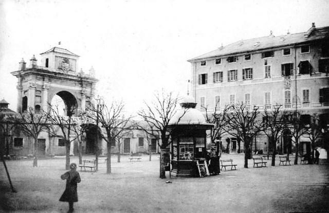 La piazza con l'edicola