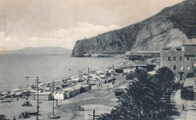 La spiaggia davanti a palazzo Buraggi