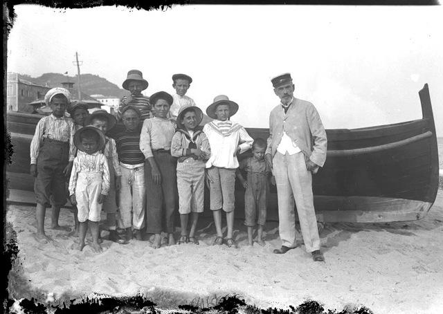 In posa sulla spiaggia