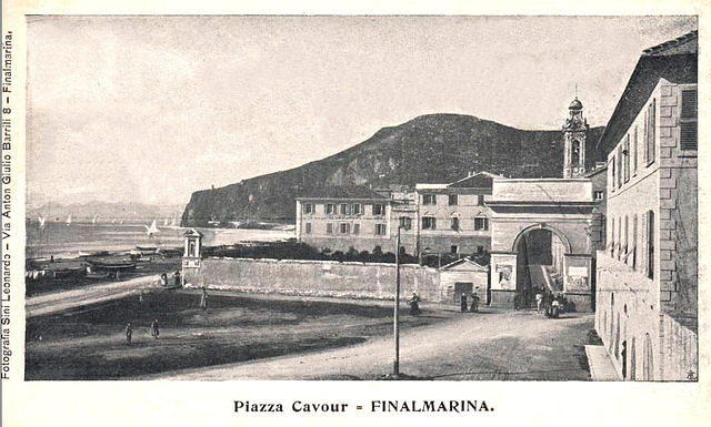 L'arco di Carlo Alberto e l'ingresso a Marina.