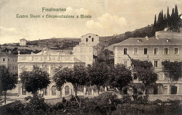 Il Teatro Sivori e dietro l'antica chiesa di San Carlo