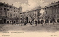 La piazza con panchine e alberi